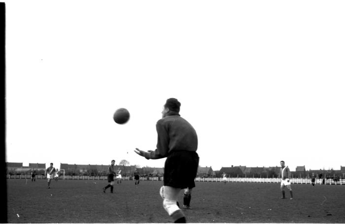 Keeper Misplon vangt bal tijdens een voetbalmatch, Izegem 1957