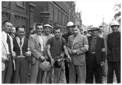Agenten Nuyttens & Declercq tijdens wielerwedstrijd, 1948