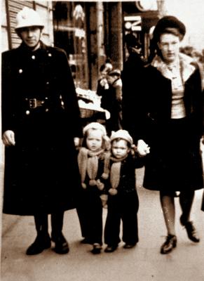 Leopold Commer met gezin, 1947
