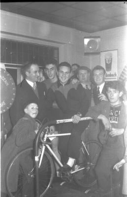 Van de walle poseert op een fiets op rollen, Izegem 1957