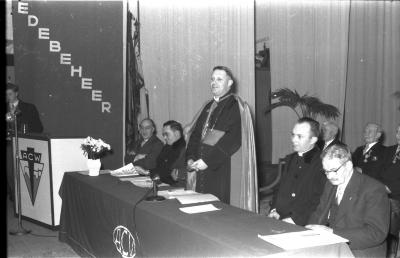 Bisschop Desmedt houdt redevoering voor ACV, Izegem 1957