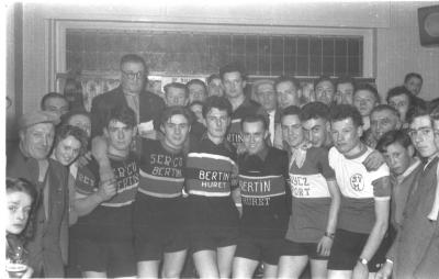 Groep renners, Izegem 1957