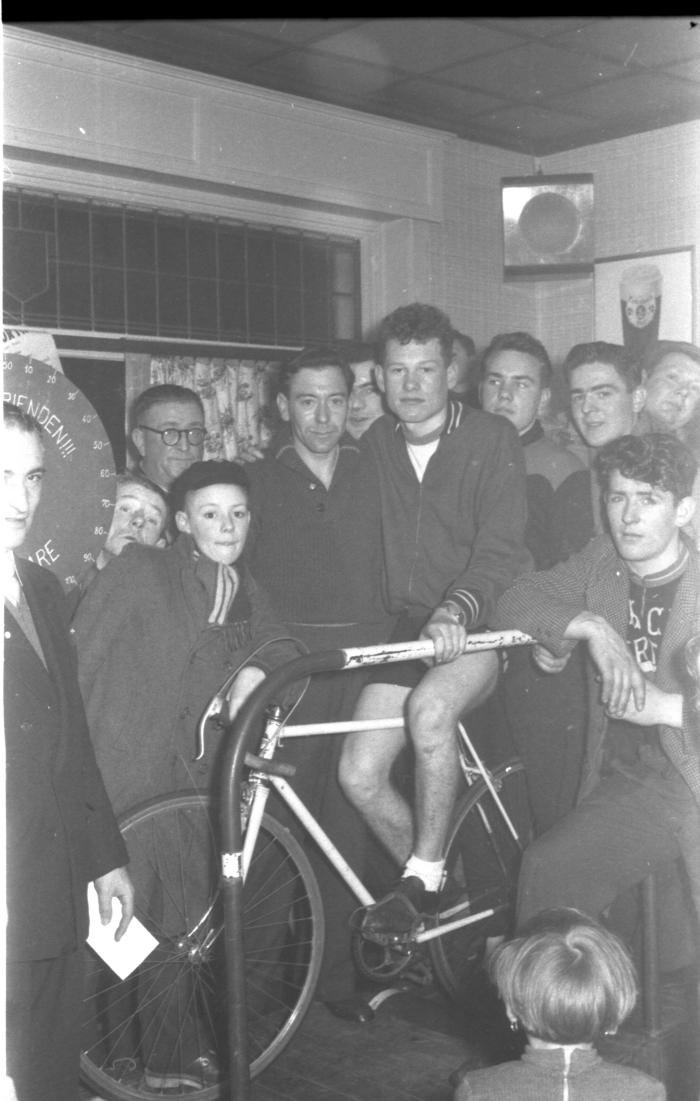 Raf Reinaert poseert op een fiets op rollen, Izegem 1957