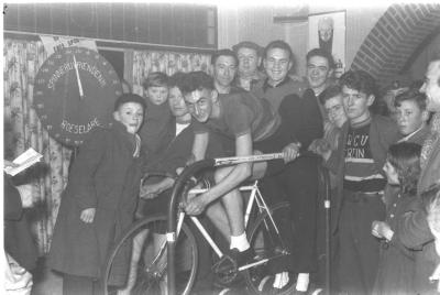 Baert poseert op een fiets op rollen, Izegem 1957