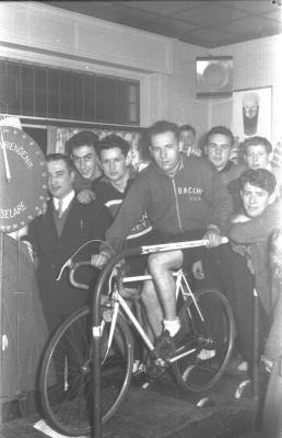 Roger Soenens poseert op een fiets op rollen, Izegem 1957