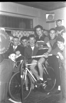 Pol Rosseel poseert op een fiets op rollen, Izegem 1957