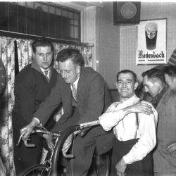 Demarck op fiets op rollen met supporters, Izegem 1957