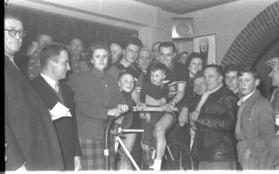 Depypere poseert op een fiets op rollen, Izegem 1957