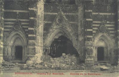 Verwoeste ingang van de basiliek, Dadizele