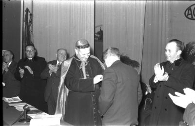 Bisschop Desmedt decoreert burgemeester, Izegem 1957