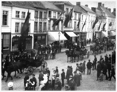 Koetsen op Grote Markt, 1900