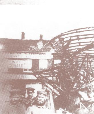 Uitgebrand vliegtuig van Roland Garros op markt Izegem 1916