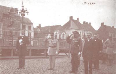 Eresaluut tijdens herdenkingsplechtigheid Le Hétet, Roeselare oktober 1920