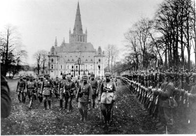 Militaire parade in kasteelpark Dadizele