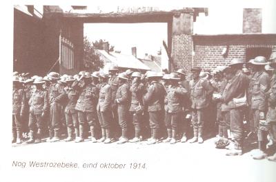 Militairen op binnenplaats van boerderij, buurt van Westrozebeke eind oktober 1914