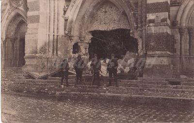 Soldaten bij puin van beschoten kerk, Dadizele