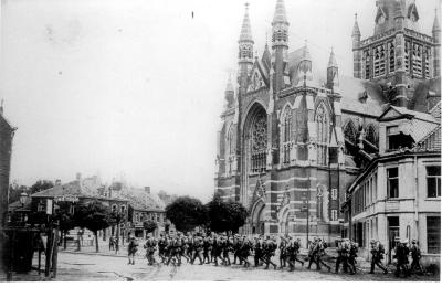 Soldaten marcheren op plein voor kerk, Dadizele