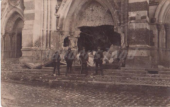 Soldaten bij puin van beschoten kerk, Dadizele