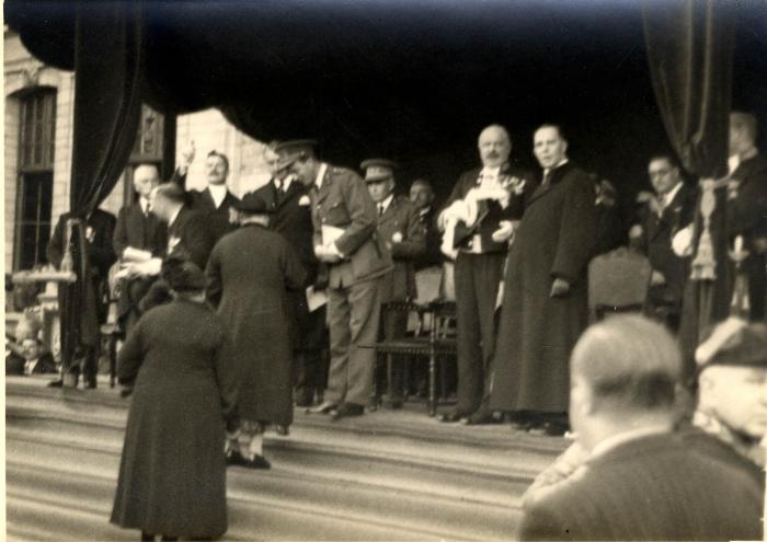 Koning Leopold III overhandigt een oorkonde aan een moeder, 1937