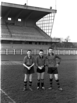 Drie voetballers, spelers bij de kadetten, Izegem 1957