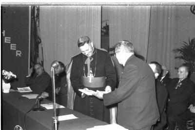 Burgemeester overhandigt boek aan Mgr. Desmedt, Izegem 1957