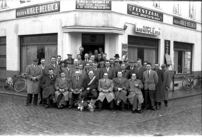 Groepsfoto bij café 'Sportif', Emelgem 1957