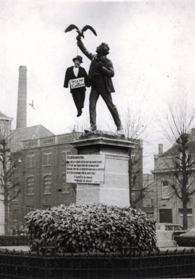 Standbeeld van Albrecht Rodenbach met protest tegen Collard, Roeselare, 1955
