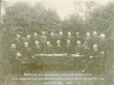 Foto Bestuur- en toezichsraad & H.H. Schrijvers der Samenwerkende brandverzekeringsmaatschappij van Rousselare, 1908. 