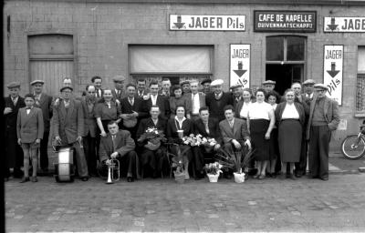 Groepsfoto voor café De Kapelle, Izegem 1957