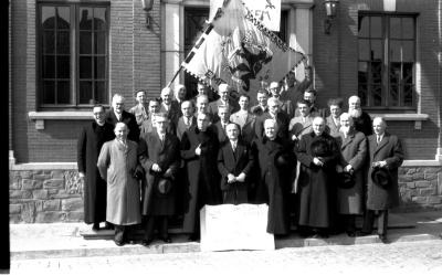 Leden van Davidsfonds Emelgem voor stadhuis, Emelgem 1957