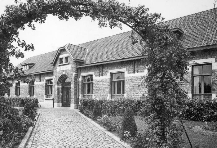 Postkaart voorgevel gebouw moederhuis Oud Stedelijk ziekenhuis, Roeselare.