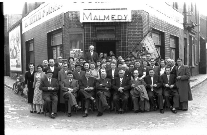 Groepsfoto voor café 'Den Nieuwen St.-Pieter', Izegem 1957