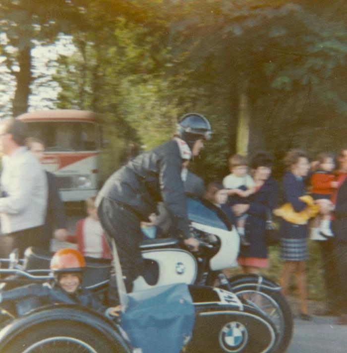 Foto motorrit met zijkar, Dominiek Savio.