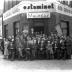 Groepsfoto voor café 'Den Nieuwen St.-Pieter', Izegem 1957