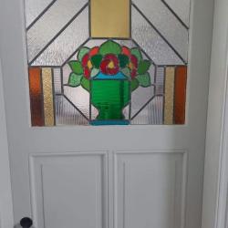 Rechthoekig glasraam met bloemmotief in deur