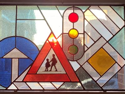 Glasraam met verkeersbord en verkeerslicht 
