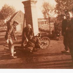 Buurtbewoners nemen overleden jager Léon Fleurquin mee naar begraafplaats in Kwadestraat, 1940