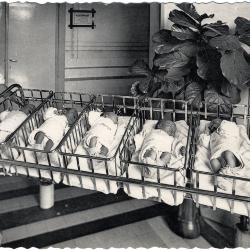 Metalen wagen voor vervoer baby's in moederhuis, jaren 1960