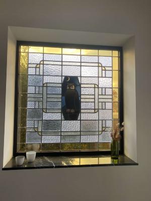 Rechthoekig glasraam met uil