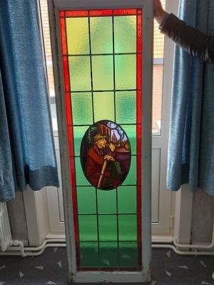 Rechthoekig glasraam met rokende man