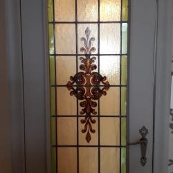 Rechthoekig glasraam in deur met plantmotief