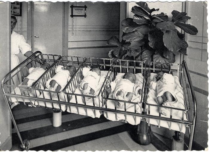 Metalen wagen voor vervoer baby's in moederhuis, jaren 1960