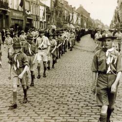 Optocht scouts tijdens viering 25 jaar deken Edward De Saegher, 1937