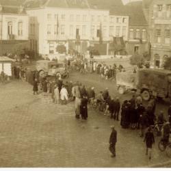 Bevrijding Roeselare met doortocht geallieerden op Grote Markt 1944