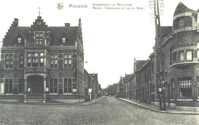 Gemeentehuis en Breulstraat in Moorslede