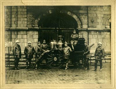 brandweermannen met stoompomp voor arsenaal Roeselare 