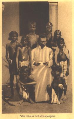 Pater Lievens en schooljongens uit India