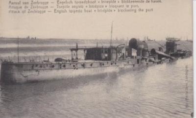 Aanval van Zeebrugge - Engelich torpedoboot  'Intrépide' blokkeerende de haven