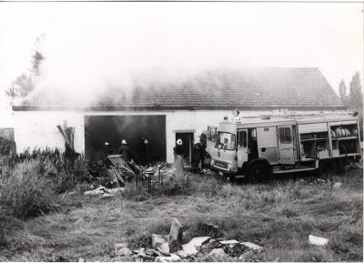 Brandweer bij blussingswerken in scoutslokaal Gryspeerdts Hof, Roeselare 1982
