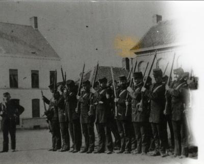 Burgerwacht op oefening, Roeselare ca. 1900